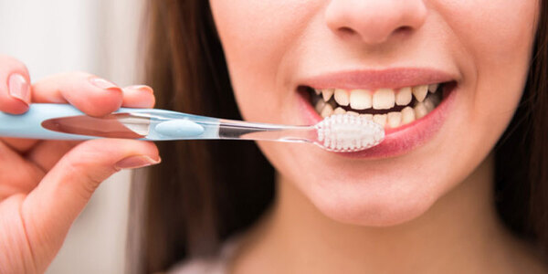 Nên đánh răng trước hay sau khi ăn sáng